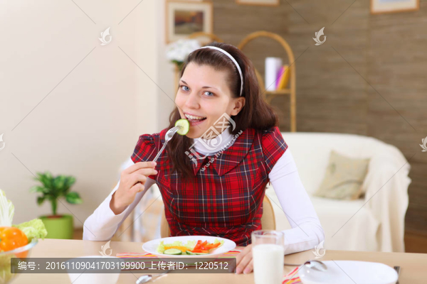 一個在家做飯的年輕女孩