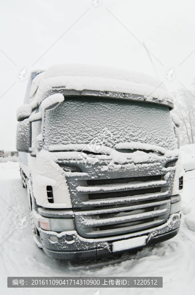 在停車場的卡車積雪覆蓋的出租車