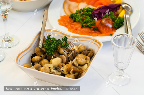 用醋腌蘑菇板上；餐具吃飯；小跳汰機(jī)；選擇性聚焦。
