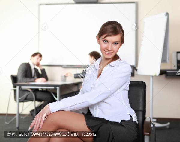 辦公室里的年輕女商人