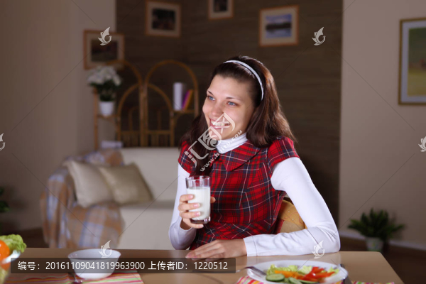 一個(gè)在家做飯的年輕女孩