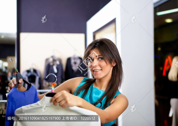 年輕的女人在一家商店買衣服