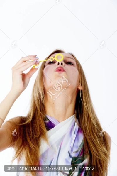 有肥皂泡的漂亮女孩
