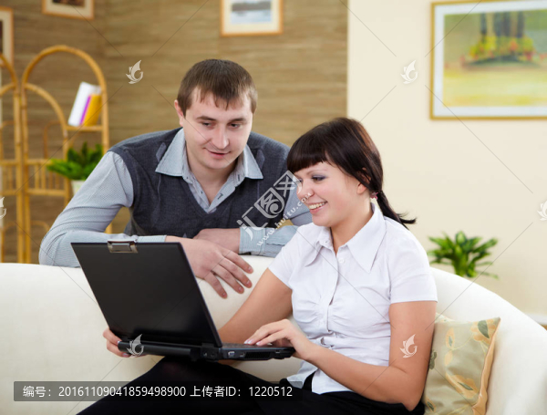 一對夫婦在家里的筆記本電腦