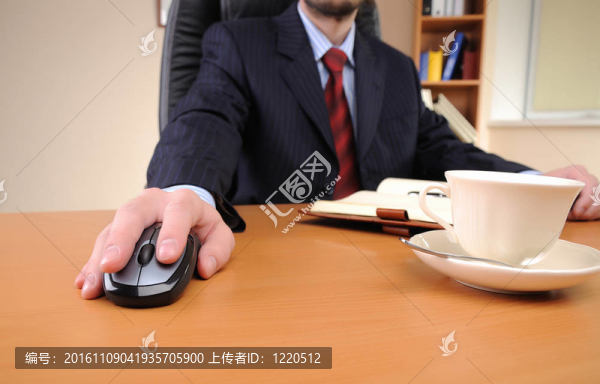 年輕的商人在一間辦公室工作