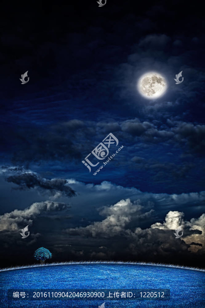 用孤獨(dú)的樹(shù)看山的夜景