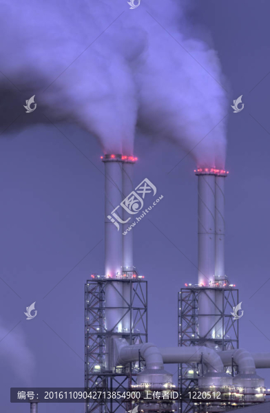 夜間的發(fā)電廠煙囪