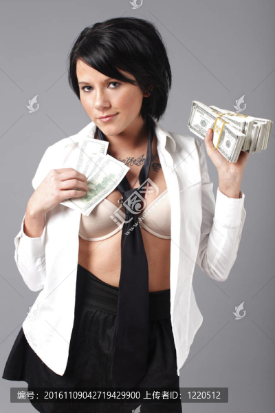 女人用現(xiàn)金
