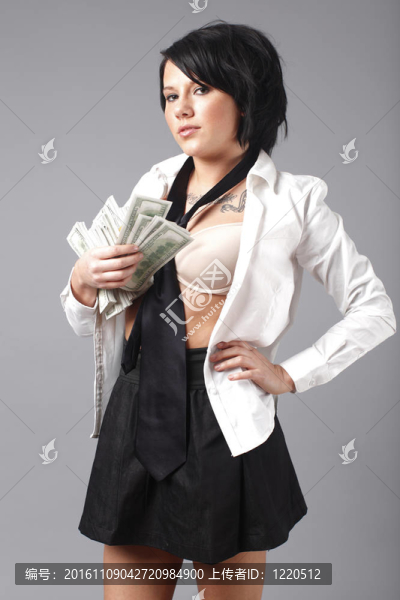 女人用現(xiàn)金