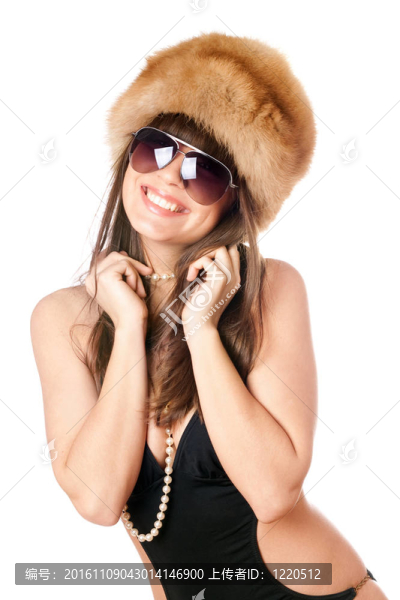 穿著黑色泳裝和毛皮帽子的微笑女人