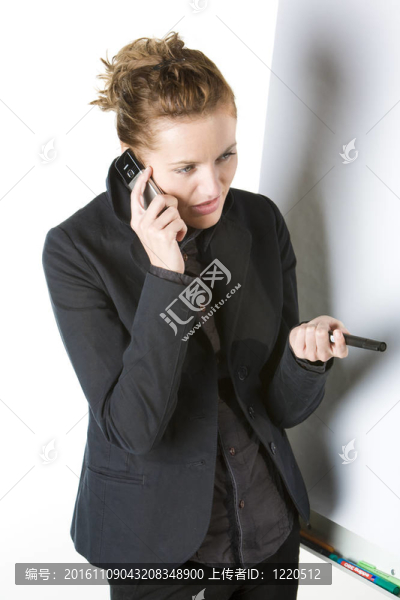 打電話的女商人