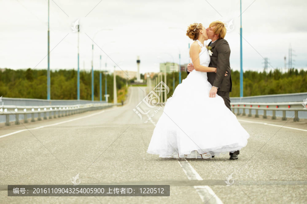 新婚夫婦熱情地接吻公路