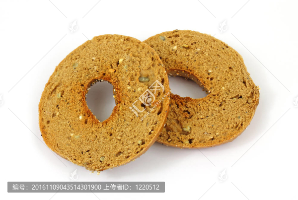 全麥雜糧面包切成兩半