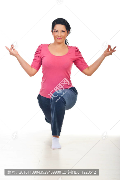 微笑的女人在瑜伽姿勢