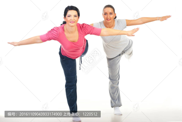 兩個手伸出的女人