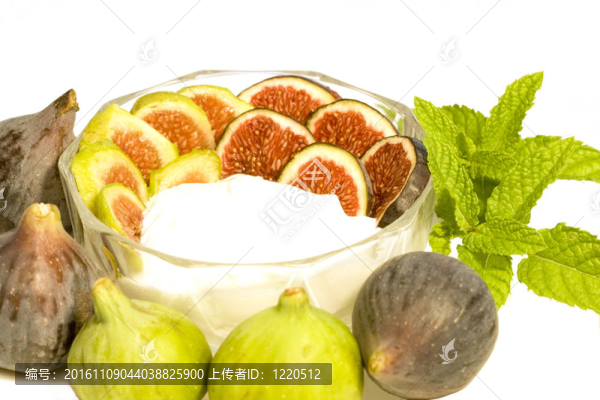 無花果盤；希臘酸奶和新鮮薄荷