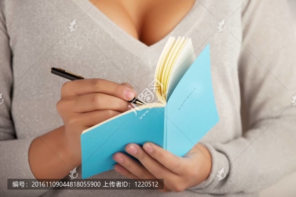 女人在筆記本上寫(xiě)字
