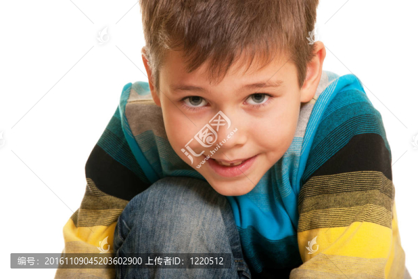 在不經(jīng)意的一個英俊的男孩，孤立在白色特寫肖像