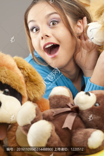 年輕的女人玩的很開心