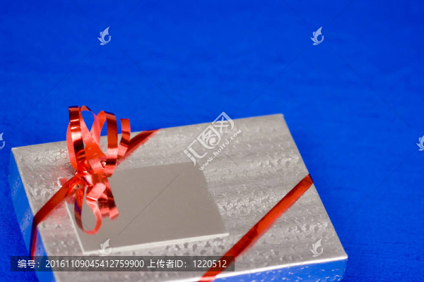 銀色包裹禮品盒燦爛的藍(lán)色地面