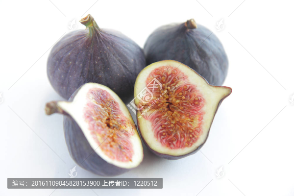 白色背景下的新鮮無花果