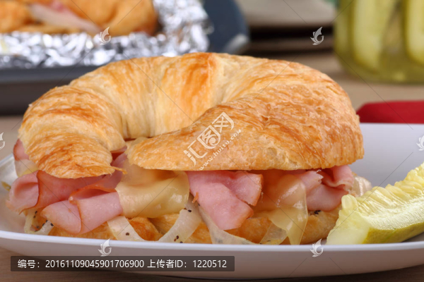 牛角包火腿奶酪三明治