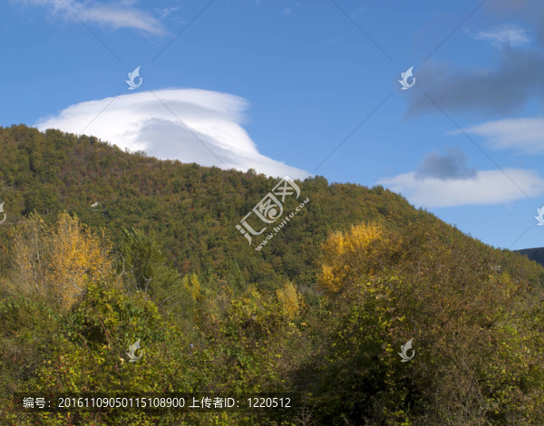 一朵白云坐在山上