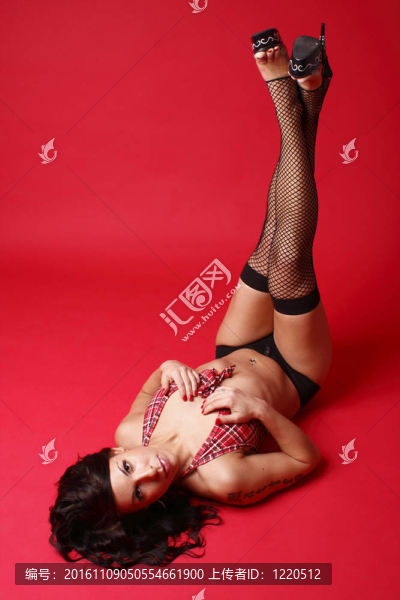 性感的年輕女人穿著內(nèi)衣