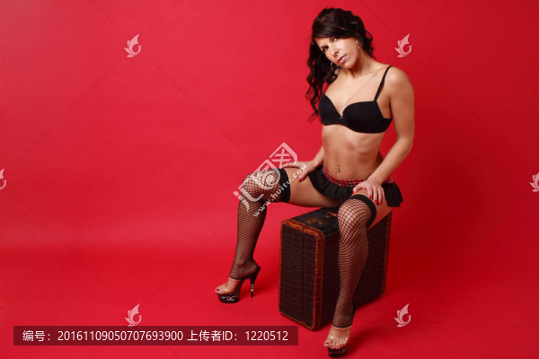 性感的年輕女人穿著內(nèi)衣