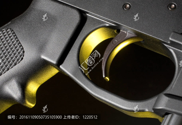 扳機和手槍握在黃色