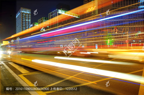 高速總線和模糊的光線軌跡在市中心的夜景