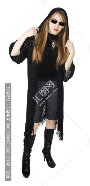 時(shí)尚的女孩有一個(gè)黑色的衣服。