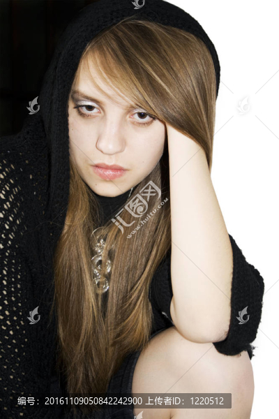 一個(gè)悲傷表情的年輕女人