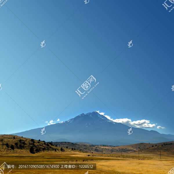 空的天空分隔開的山