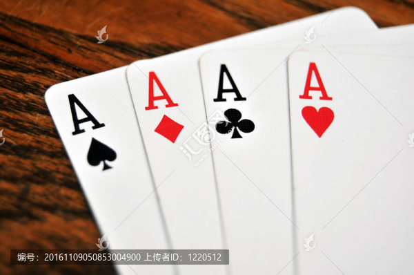 四張王牌：在木制桌子打牌
