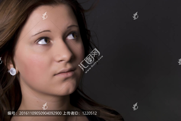 一個年輕漂亮的女人的畫像