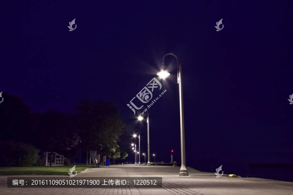 勃朗特港在夜間