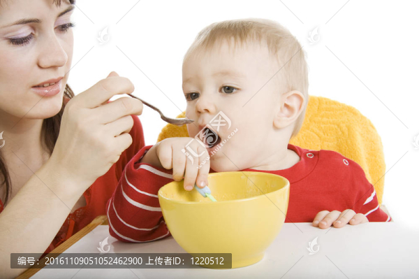母親喂養(yǎng)她的寶寶