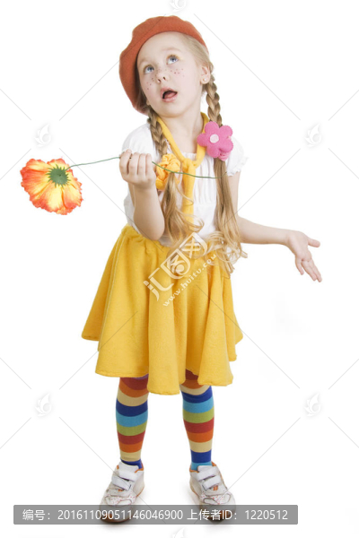 小姑娘拿著花和扮鬼臉。