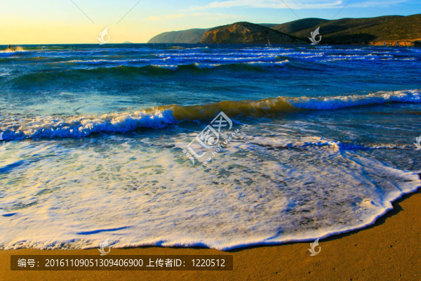砂在愛琴海岸和遠(yuǎn)處的群山