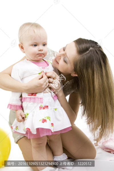 細心的母親給女兒穿衣服