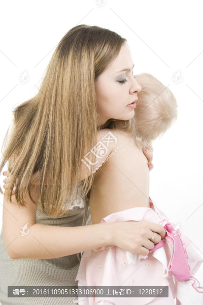 細心的母親給女兒穿衣服