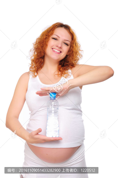 年輕的紅頭發(fā)孕婦