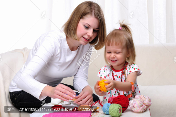 年輕的母親和她的寶貝女兒
