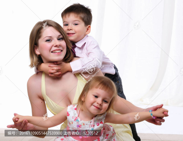 媽媽；她的兒子和她的小女兒