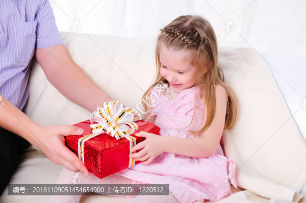 父親給了他的小女兒