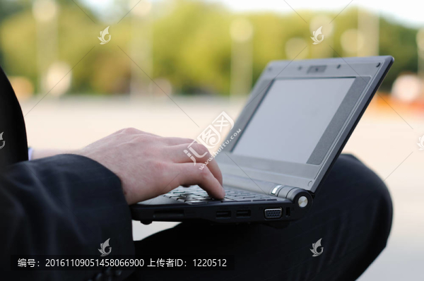在筆記本電腦上工作的人