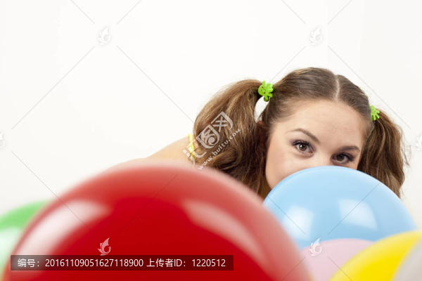 年輕的女人玩的很開(kāi)心