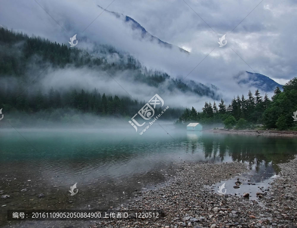 美麗的高山湖泊與大霧模式景觀