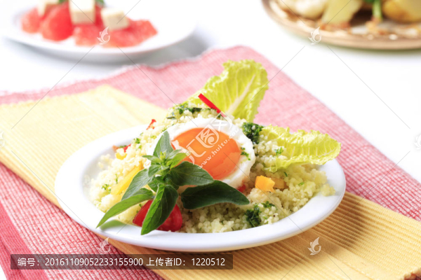 小米色拉和煎雞蛋